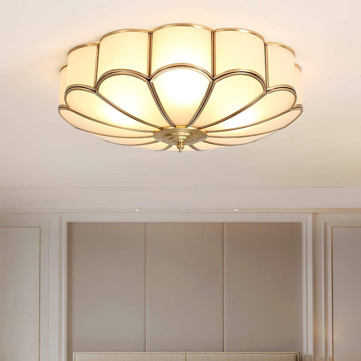 Lampa sufitowa Ulira w kształcie kwiatu, matowe szkło, mosiądz 12
