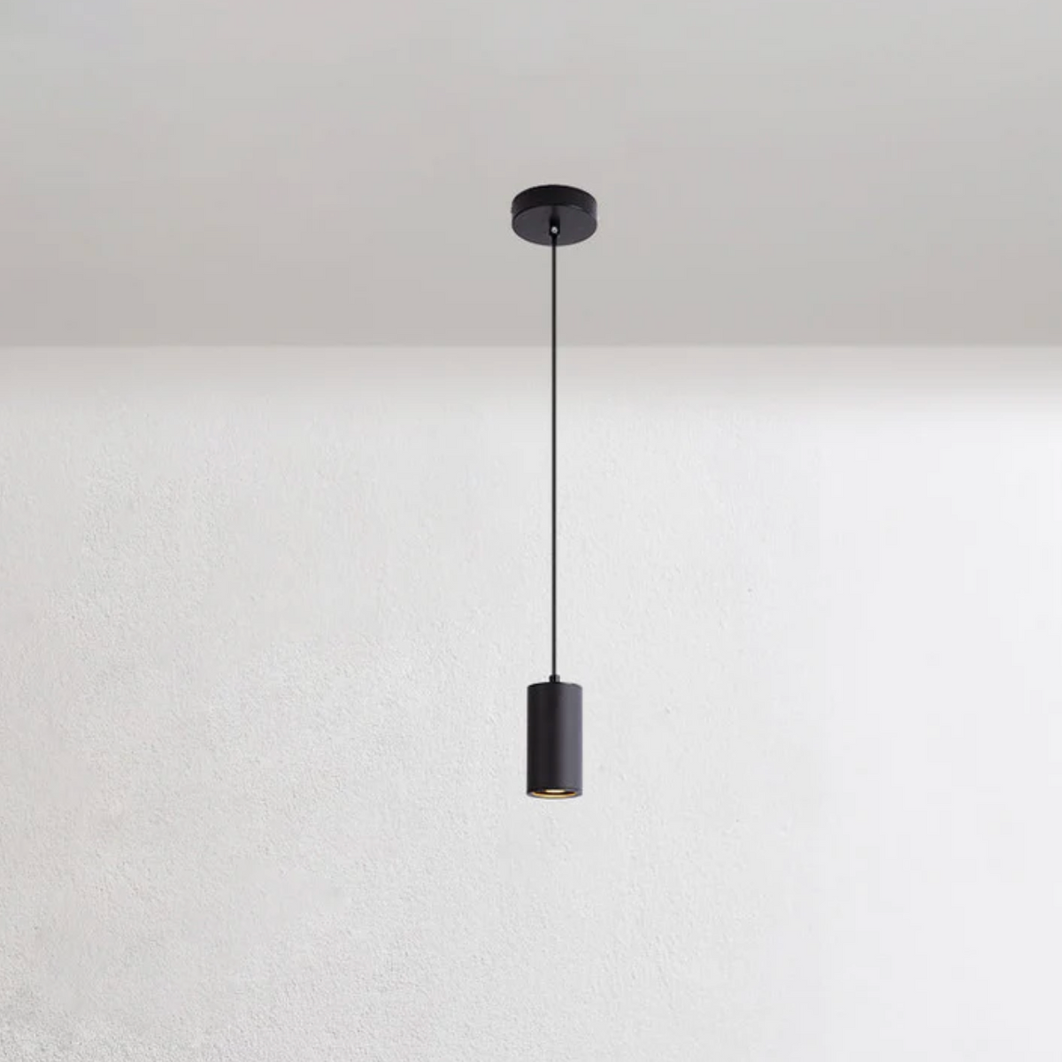 Nowoczesna lampa wisząca typu spot – elegancja w minimalistycznym wydaniu