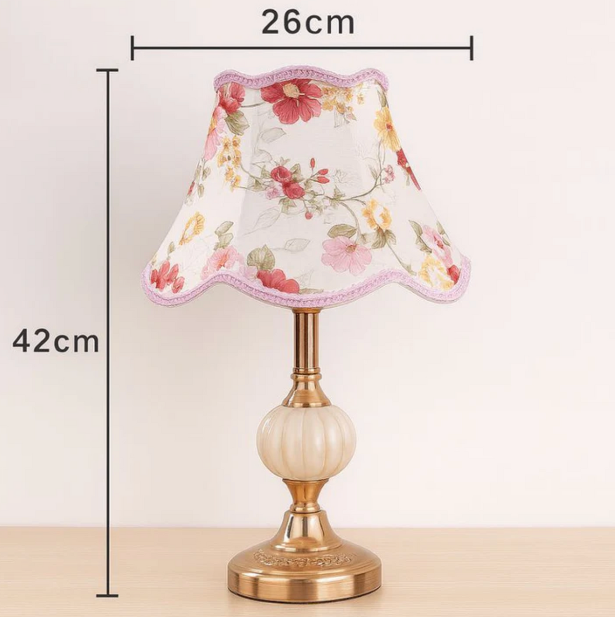 Klasyczna lampa stołowa z dekoracyjnym abażurem – elegancka lampka nocna w stylu retro