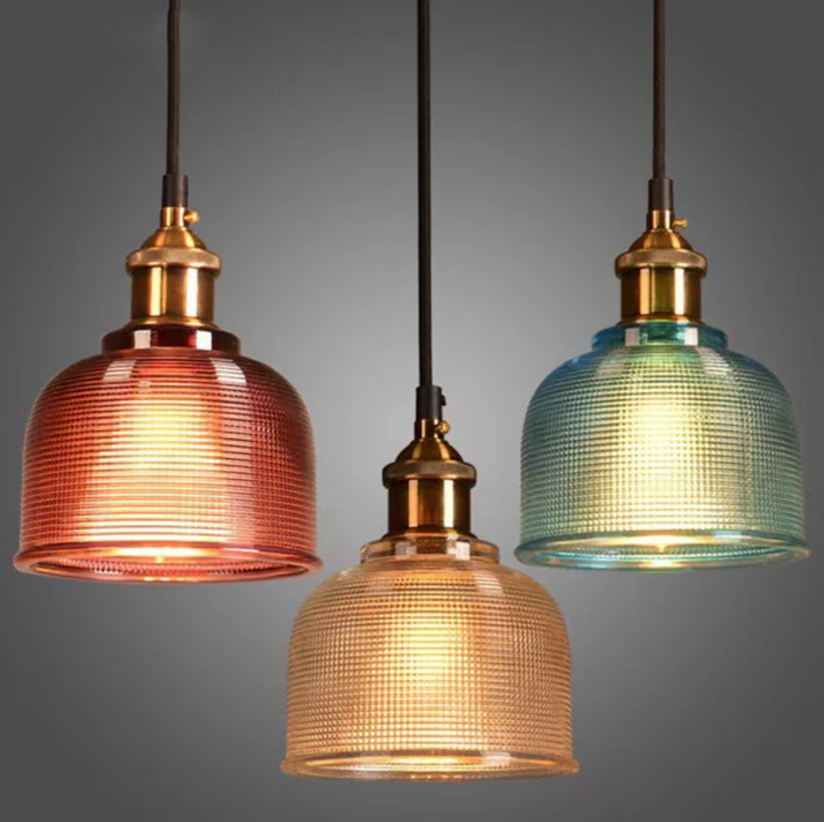 Lampa wisząca retro – szklany klosz w kolorze z mosiężnym wykończeniem