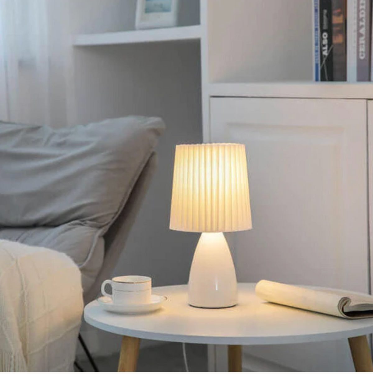 Klasyczna lampa stołowa z plisowanym abażurem w stylu Bauhaus