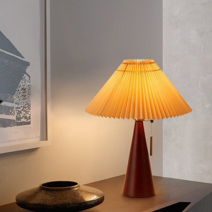 Lampa stołowa z plisowanym kloszem – drewniana podstawa, styl skandynawski