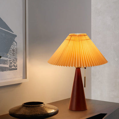 Lampa stołowa z plisowanym kloszem – drewniana podstawa, styl skandynawski