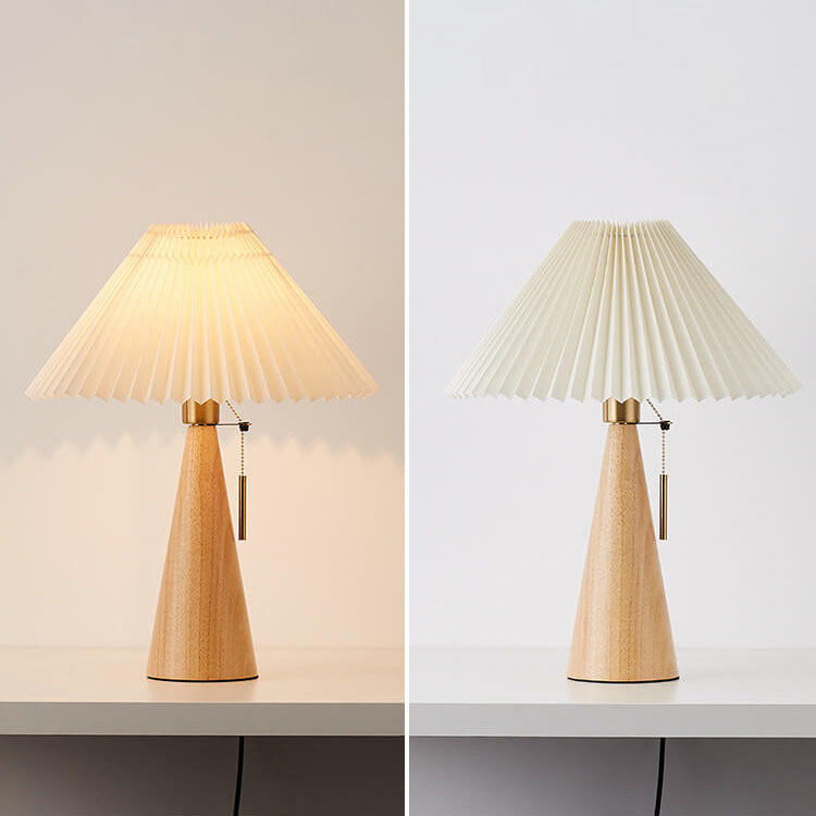 Lampa stołowa z plisowanym kloszem – drewniana podstawa, styl skandynawski