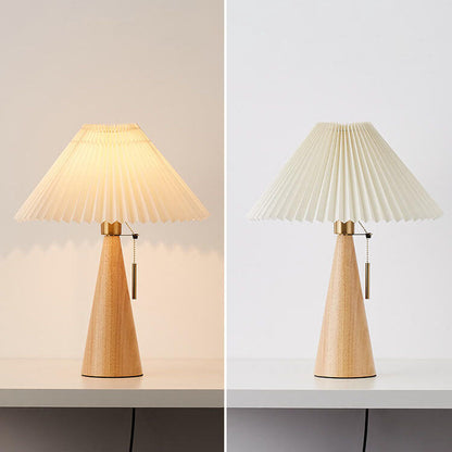 Lampa stołowa z plisowanym kloszem – drewniana podstawa, styl skandynawski