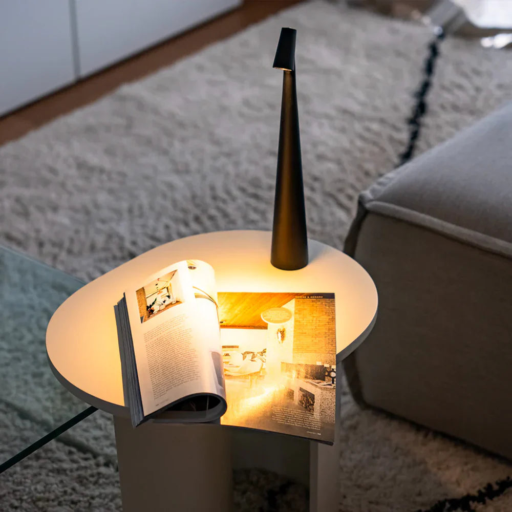 Elegancka lampa stołowa LED o nowoczesnym smukłym designie z dotykowym włącznikiem