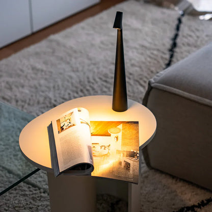 Elegancka lampa stołowa LED o nowoczesnym smukłym designie z dotykowym włącznikiem