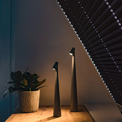 Elegancka lampa stołowa LED o nowoczesnym smukłym designie z dotykowym włącznikiem