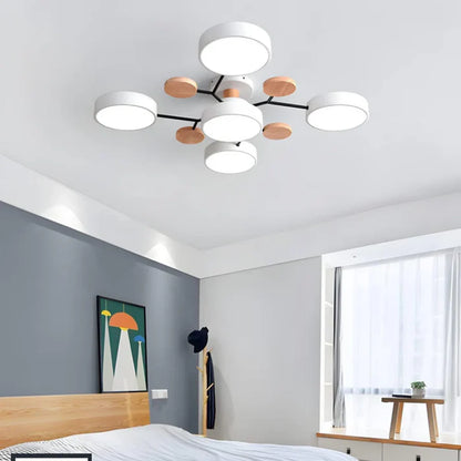 Nowoczesna lampa sufitowa LED wieloramienna – minimalistyczny design z drewnianymi akcentami