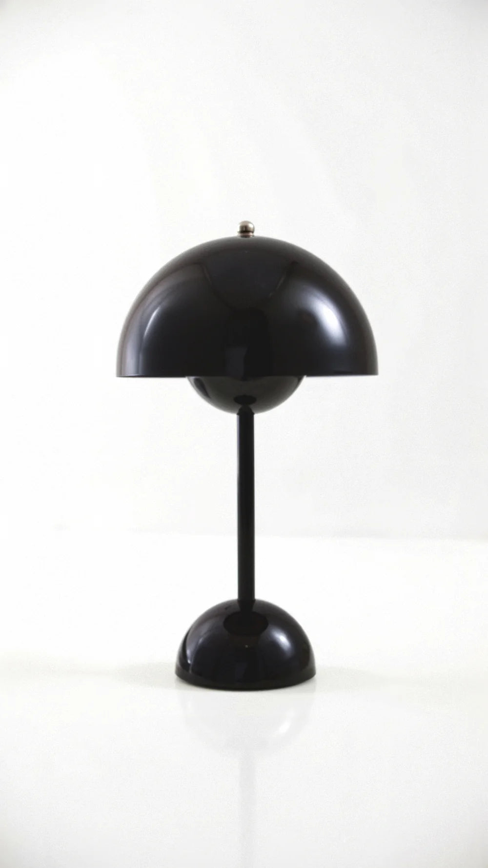Bezprzewodowa lampa stołowa o minimalistycznym designie