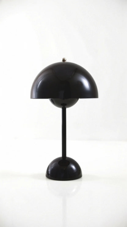 Bezprzewodowa lampa stołowa o minimalistycznym designie