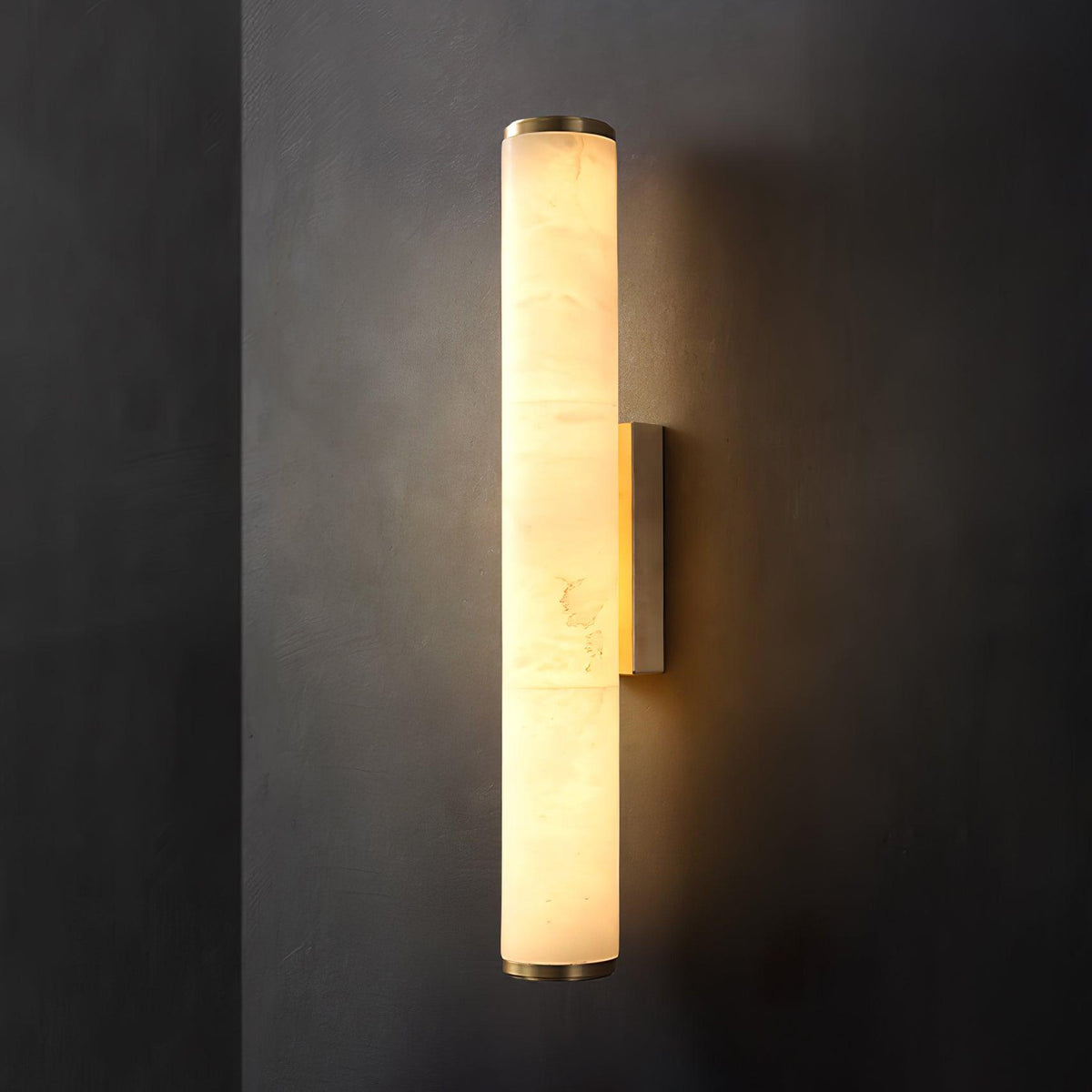 Nowoczesny kinkiet LED z alabastrowym kloszem – elegancka lampa ścienna do sypialni i salonu