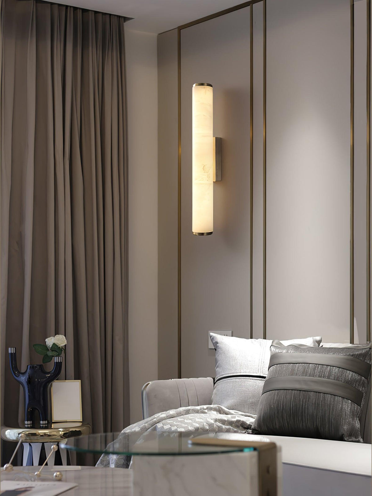 Nowoczesny kinkiet LED z alabastrowym kloszem – elegancka lampa ścienna do sypialni i salonu