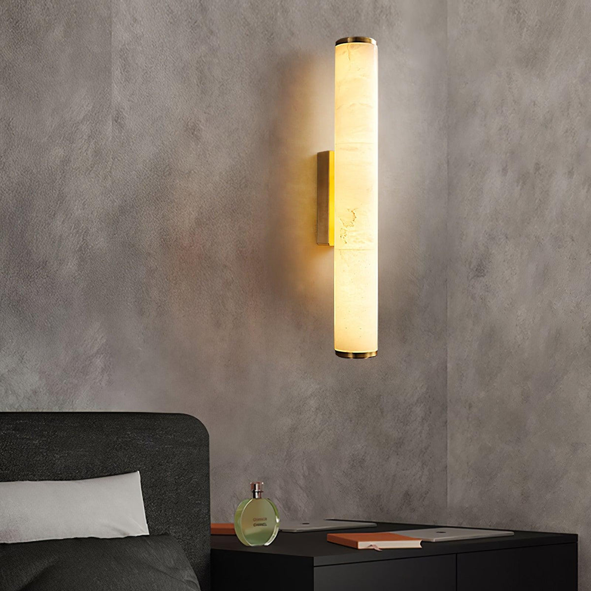 Nowoczesny kinkiet LED z alabastrowym kloszem – elegancka lampa ścienna do sypialni i salonu