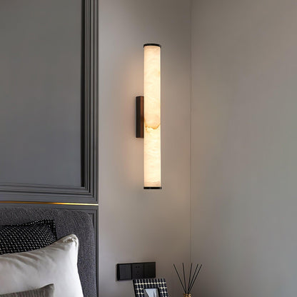 Nowoczesny kinkiet LED z alabastrowym kloszem – elegancka lampa ścienna do sypialni i salonu