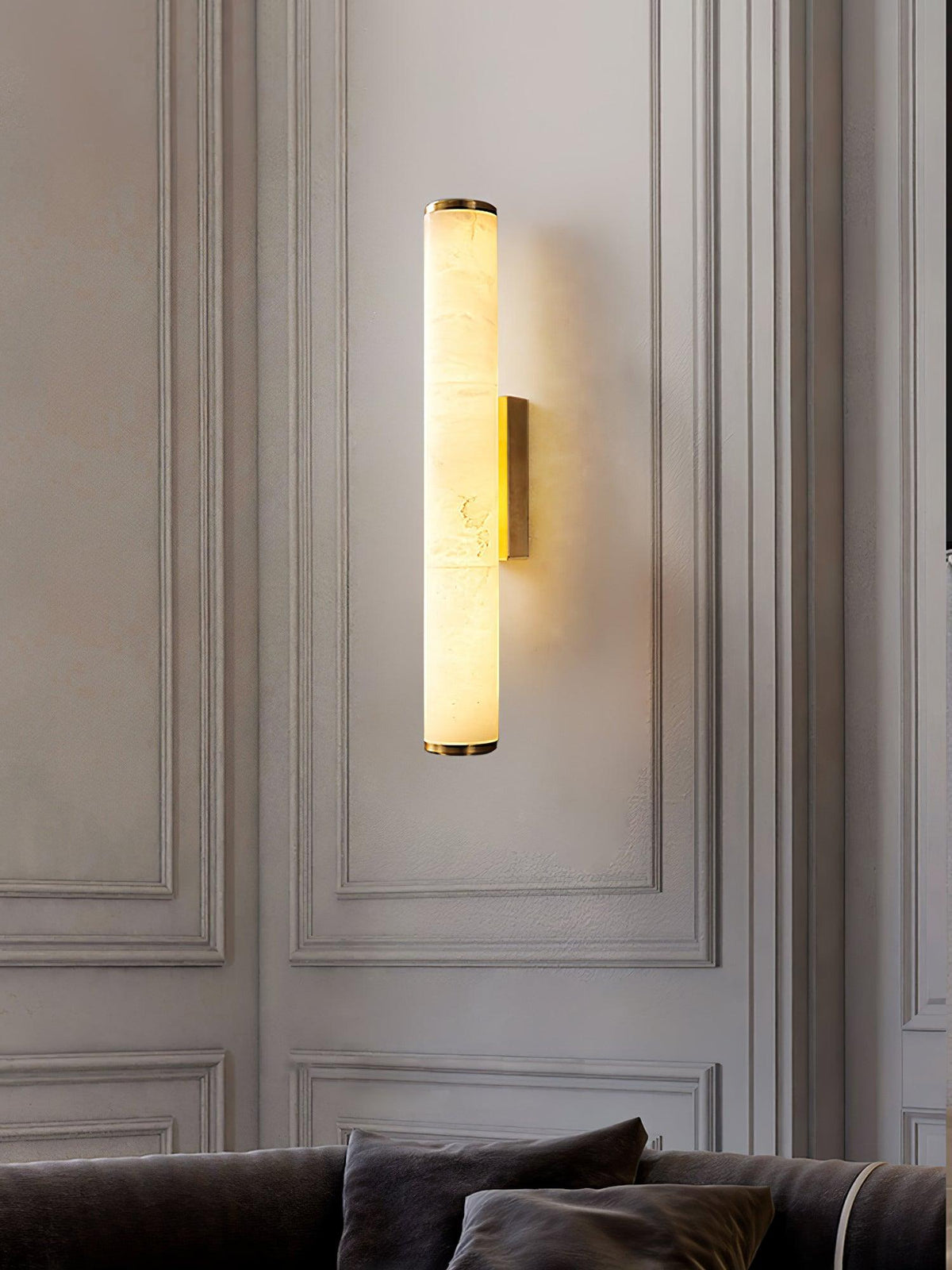 Nowoczesny kinkiet LED z alabastrowym kloszem – elegancka lampa ścienna do sypialni i salonu