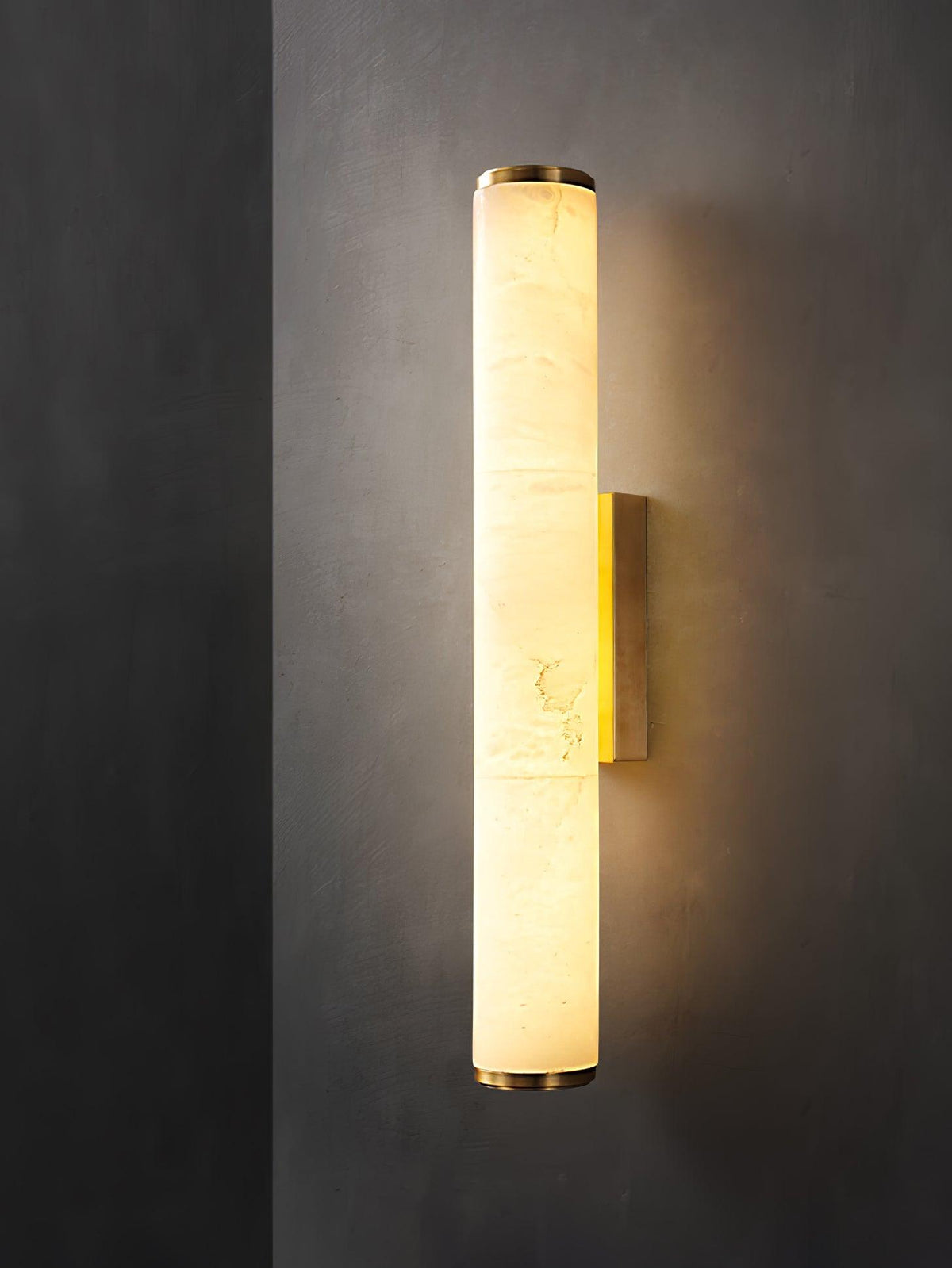 Nowoczesny kinkiet LED z alabastrowym kloszem – elegancka lampa ścienna do sypialni i salonu