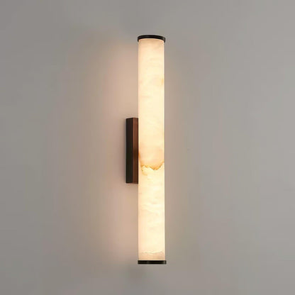 Nowoczesny kinkiet LED z alabastrowym kloszem – elegancka lampa ścienna do sypialni i salonu