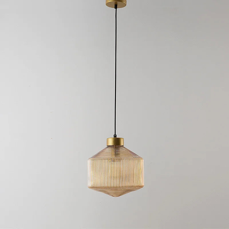 Elegancka szklana lampa wisząca z ryflowanym kloszem