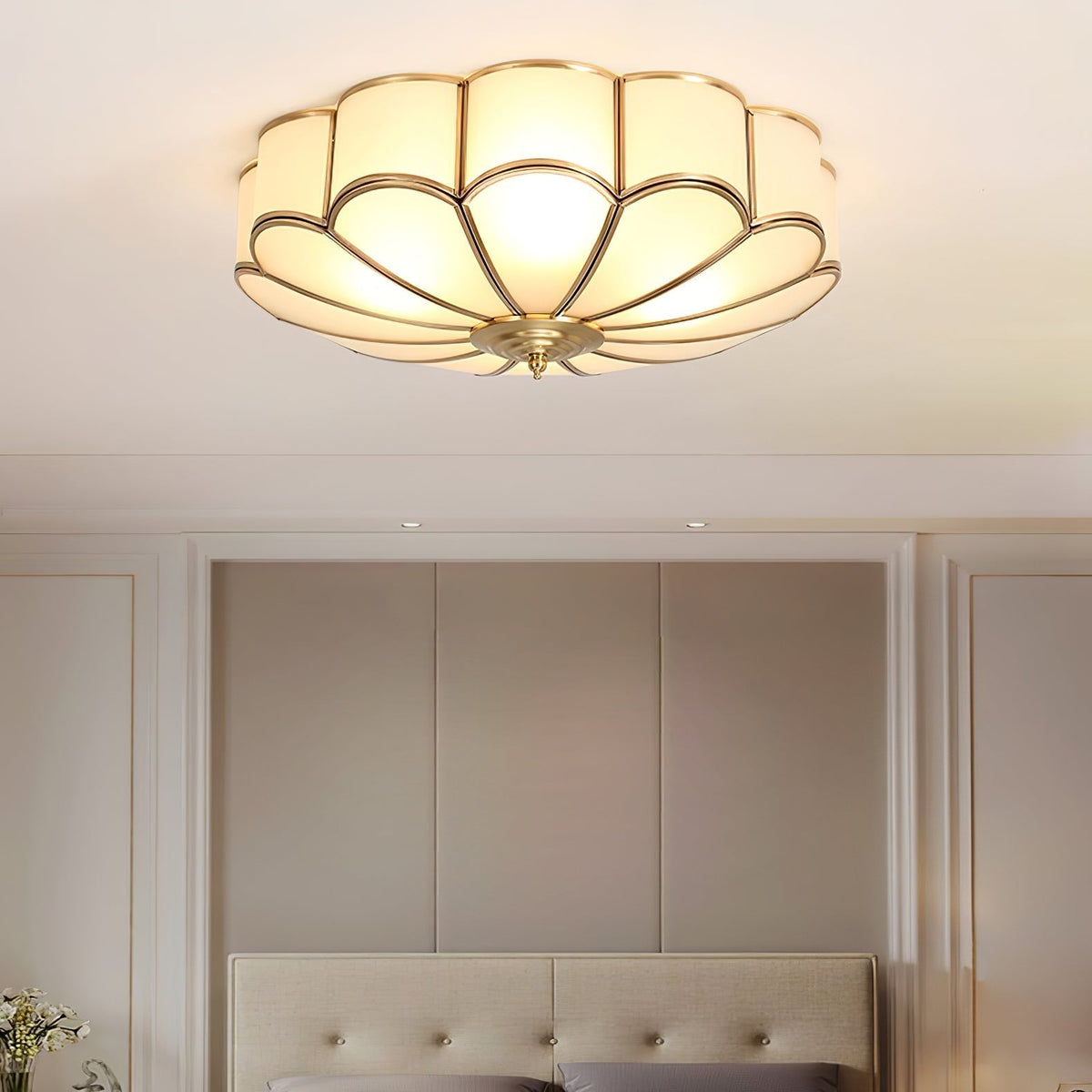Lampa sufitowa Ulira w kształcie kwiatu, matowe szkło, mosiądz 10