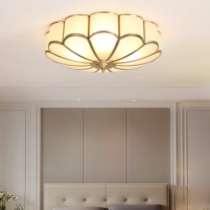 Lampa sufitowa Ulira w kształcie kwiatu, matowe szkło, mosiądz 10