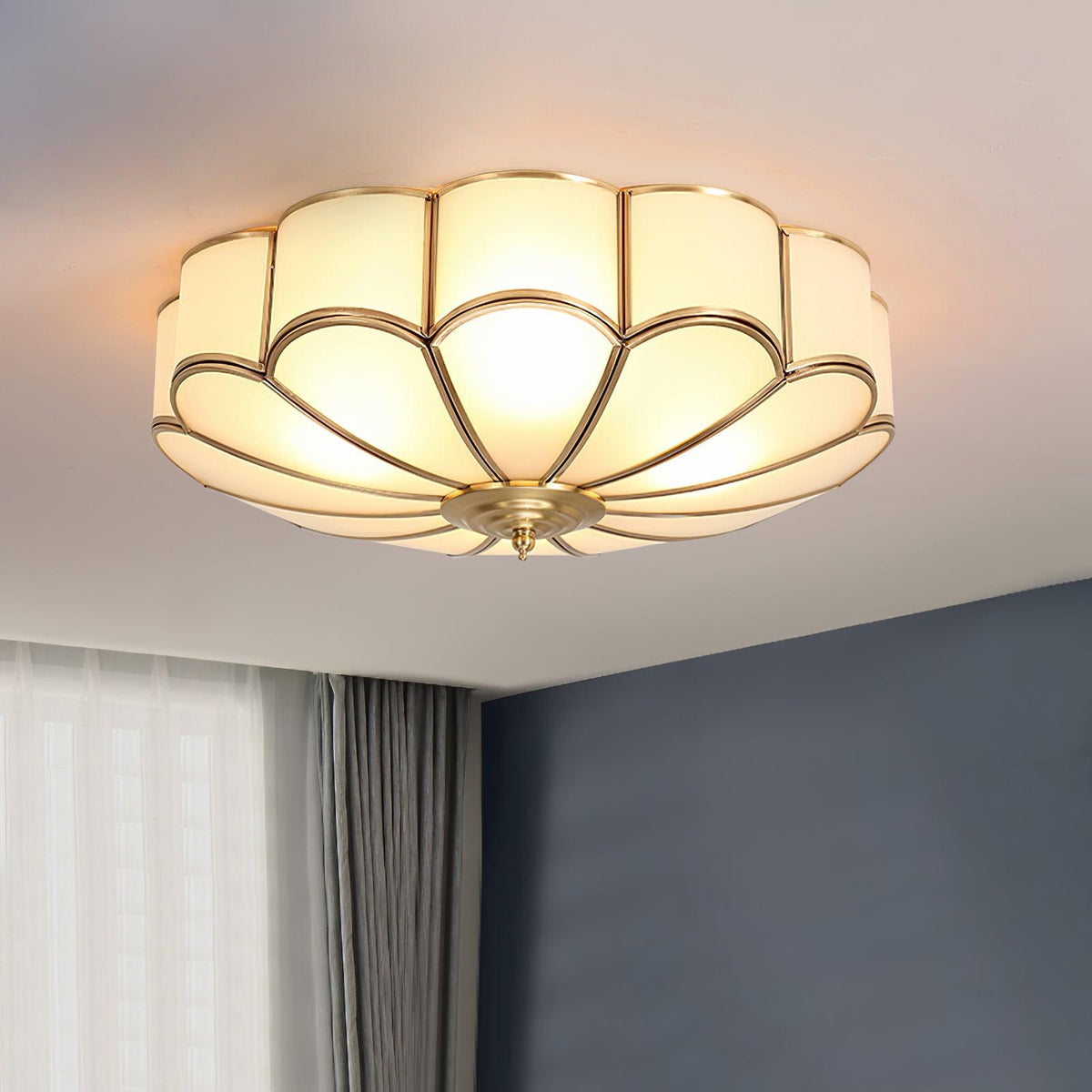 Lampa sufitowa Ulira w kształcie kwiatu, matowe szkło, mosiądz 11