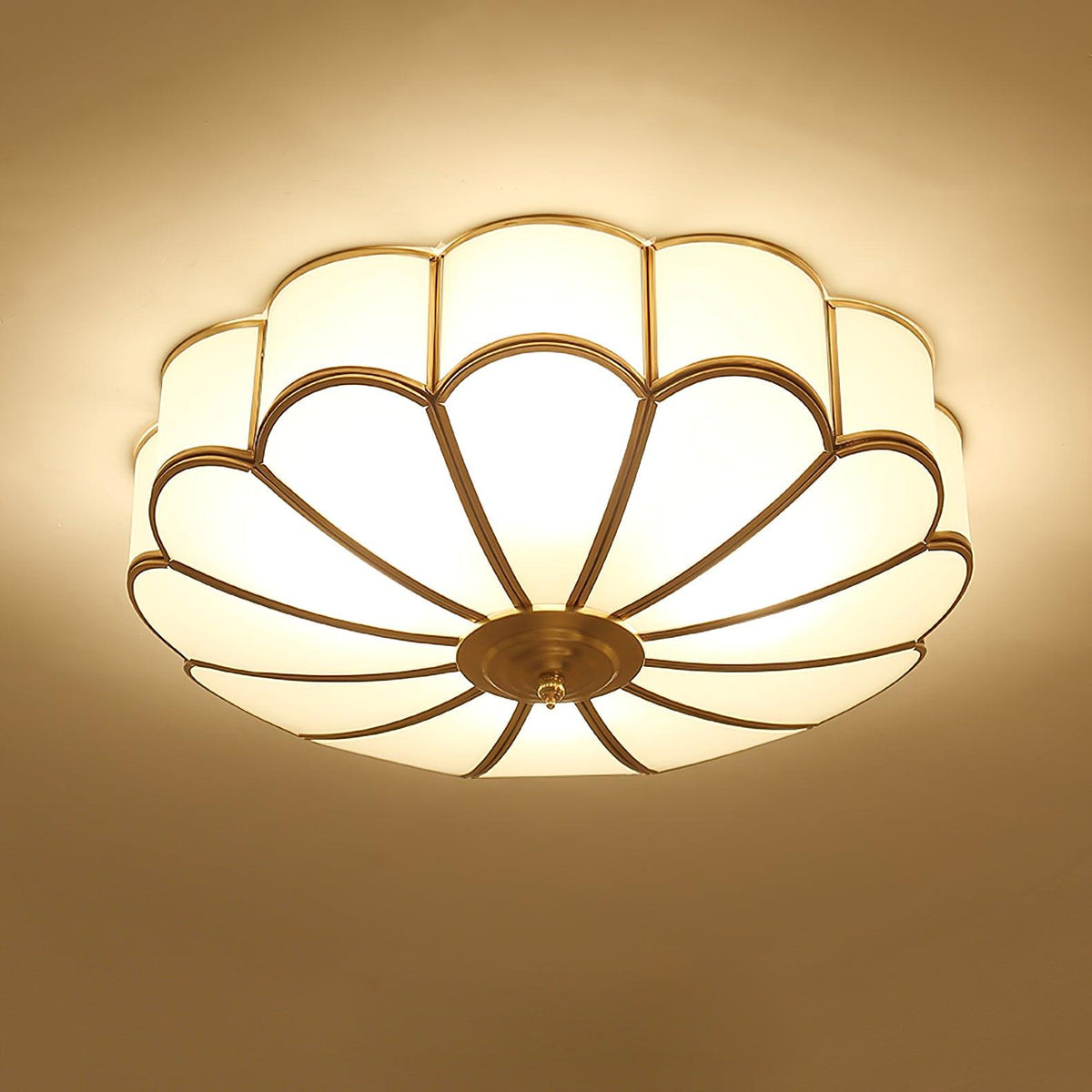 Lampa sufitowa Ulira w kształcie kwiatu, matowe szkło, mosiądz 7