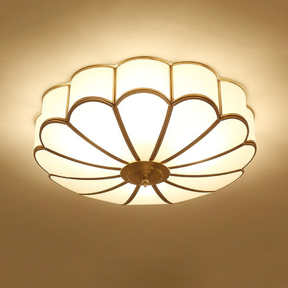 Lampa sufitowa Ulira w kształcie kwiatu, matowe szkło, mosiądz 7