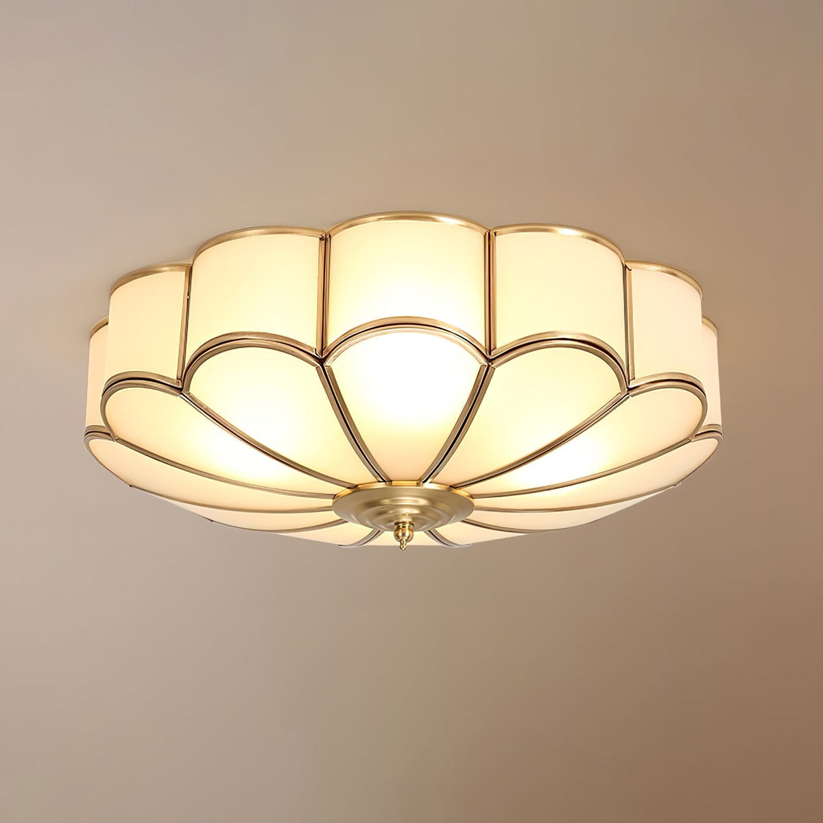 Lampa sufitowa Ulira w kształcie kwiatu, matowe szkło, mosiądz 8