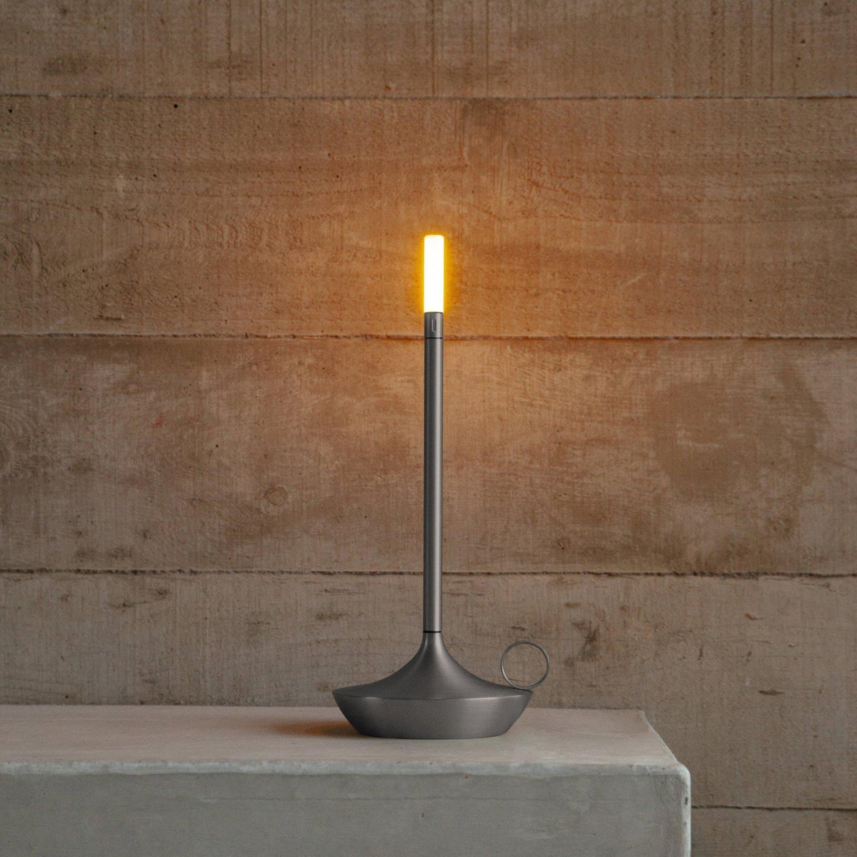 Minimalistyczna lampa stołowa LED z dotykowym włącznikiem w kształcie świecy