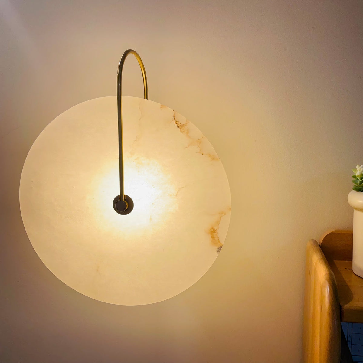 Okrągła lampa ścienna LED Kristy z alabastru 10