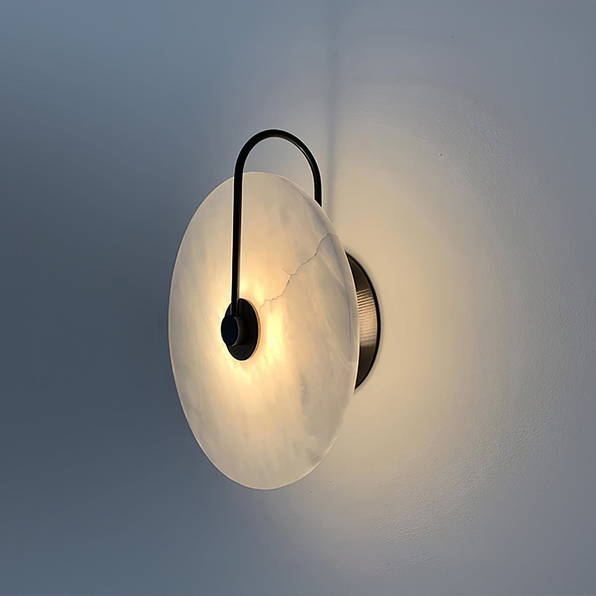 Okrągła lampa ścienna LED Kristy z alabastru 19