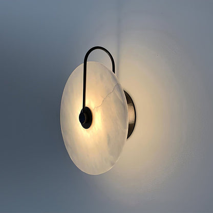 Okrągła lampa ścienna LED Kristy z alabastru 19