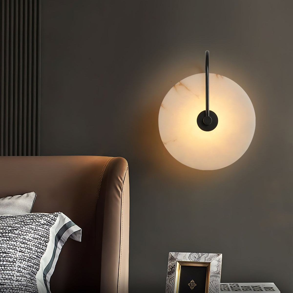 Okrągła lampa ścienna LED Kristy z alabastru 2