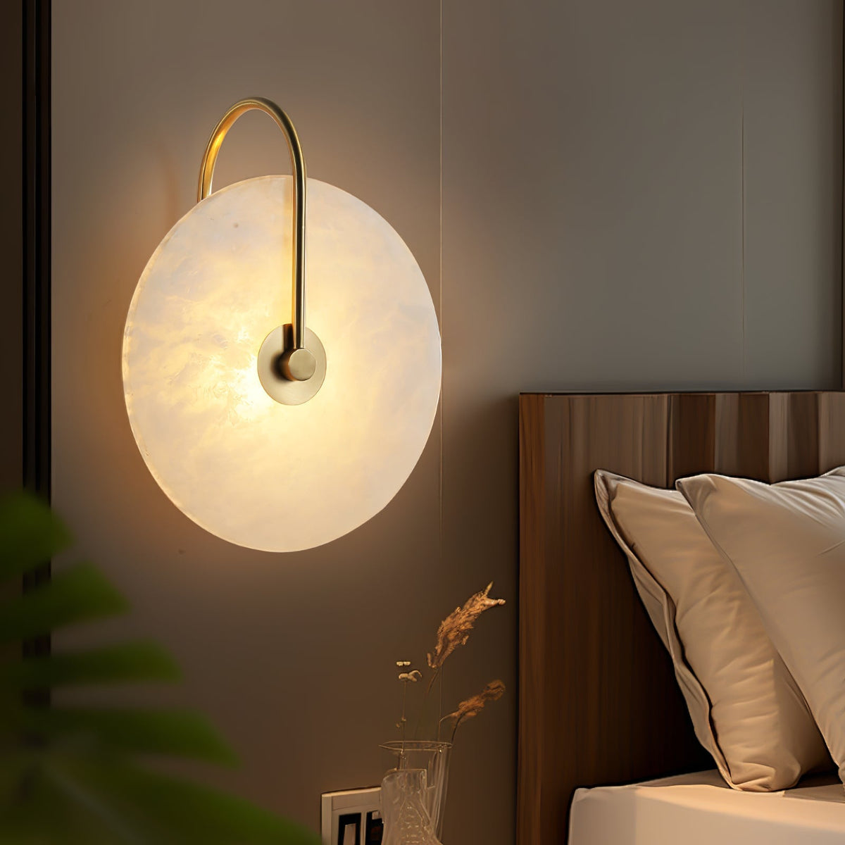 Okrągła lampa ścienna LED Kristy z alabastru 34