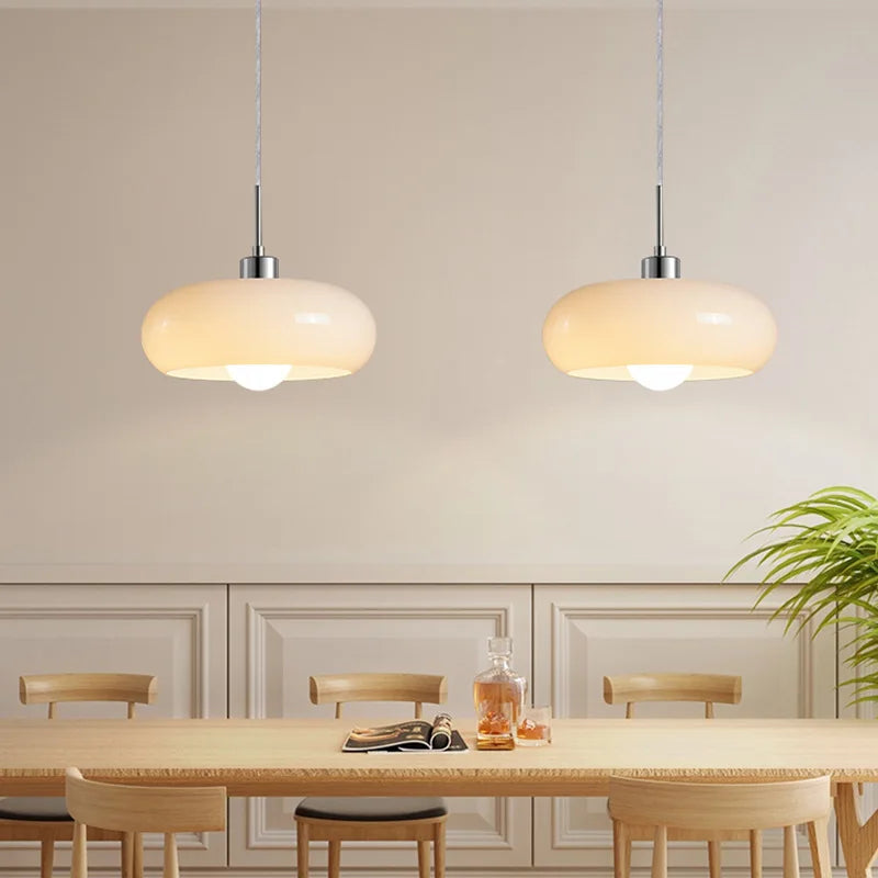 Lampa wisząca z opalizującym kloszem – elegancki akcent w stylu retro Bauhaus