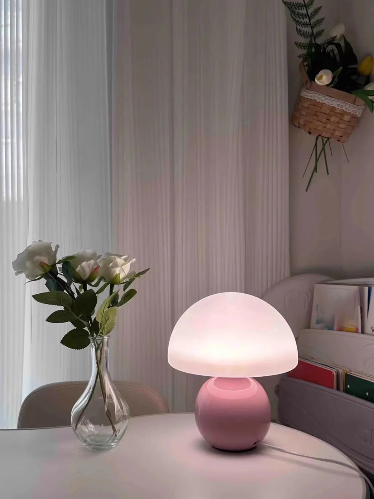 Nowoczesna lampa stołowa z kulistą podstawą i kloszem w kształcie grzybka – styl minimalistyczny