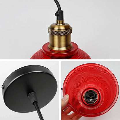 Lampa wisząca retro – szklany klosz w kolorze z mosiężnym wykończeniem