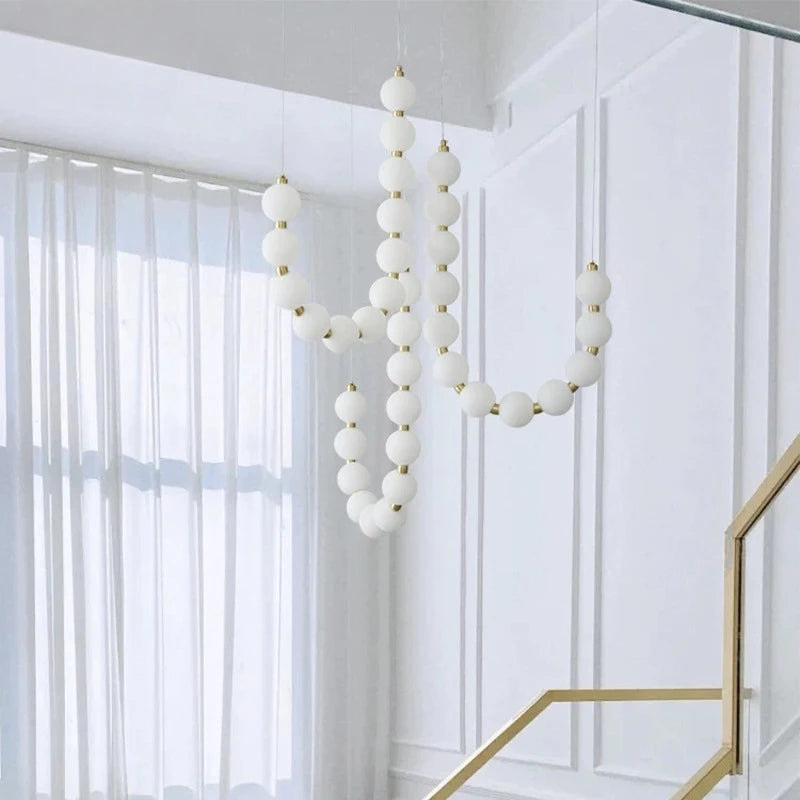 Lampa wisząca LED nowoczesna – efektowna forma naszyjnika z kulami świetlnymi