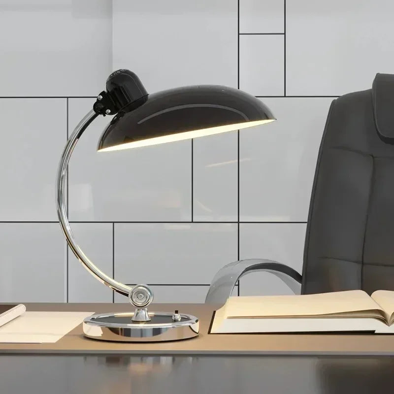 Designerska lampa biurkowa retro – metalowa z chromowaną podstawą