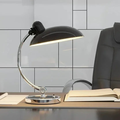 Designerska lampa biurkowa retro – metalowa z chromowaną podstawą