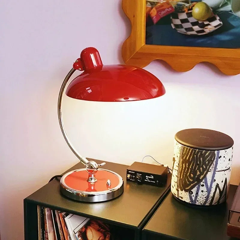 Designerska lampa biurkowa retro – metalowa z chromowaną podstawą