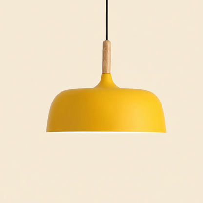 Nowoczesna metalowa lampa wisząca z drewnianym akcentem – minimalistyczny styl skandynawski