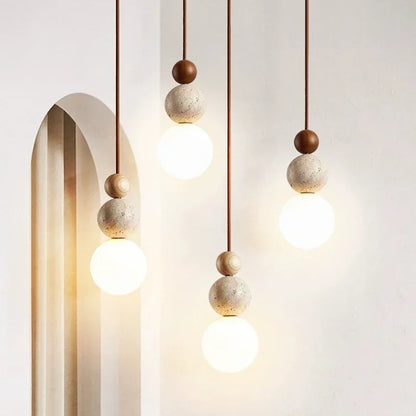Nowoczesna lampa wisząca z kulistymi detalami