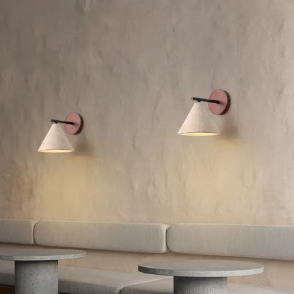 Kinkiet ścienny nowoczesny – lampa ścienna z drewnianą podstawą i stożkowym kloszem