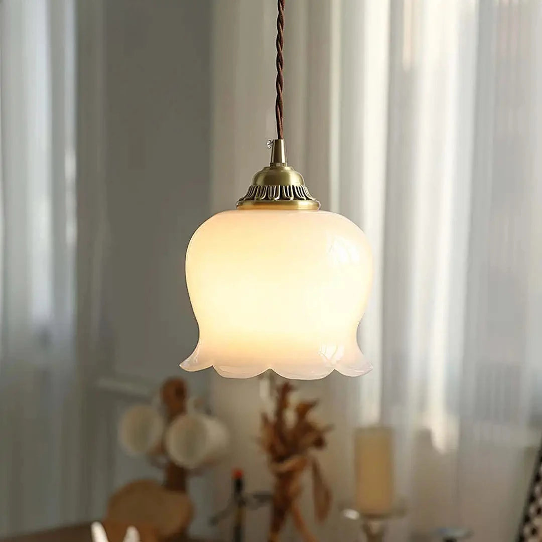 Lampa wisząca retro – szklany klosz w stylu vintage z metalową oprawą