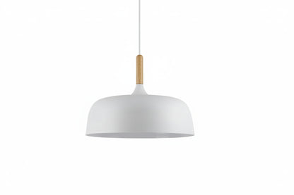 Nowoczesna metalowa lampa wisząca z drewnianym akcentem – minimalistyczny styl skandynawski