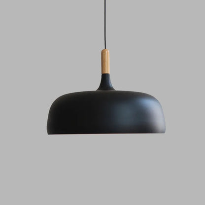Nowoczesna metalowa lampa wisząca z drewnianym akcentem – minimalistyczny styl skandynawski