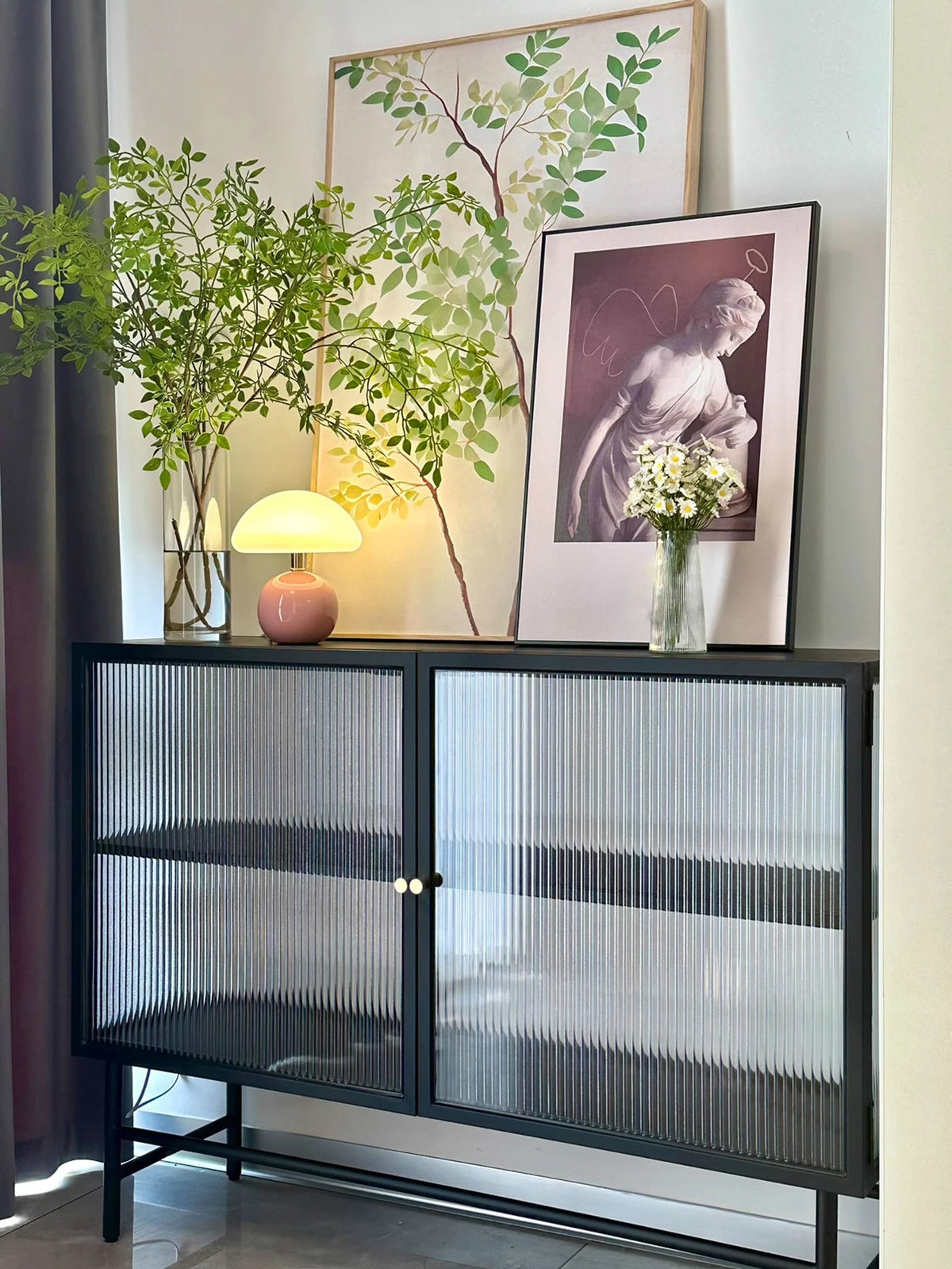 Nowoczesna lampa stołowa z kulistą podstawą i kloszem w kształcie grzybka – styl minimalistyczny
