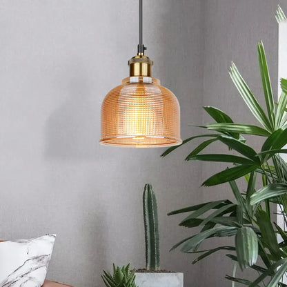 Lampa wisząca retro – szklany klosz w kolorze z mosiężnym wykończeniem